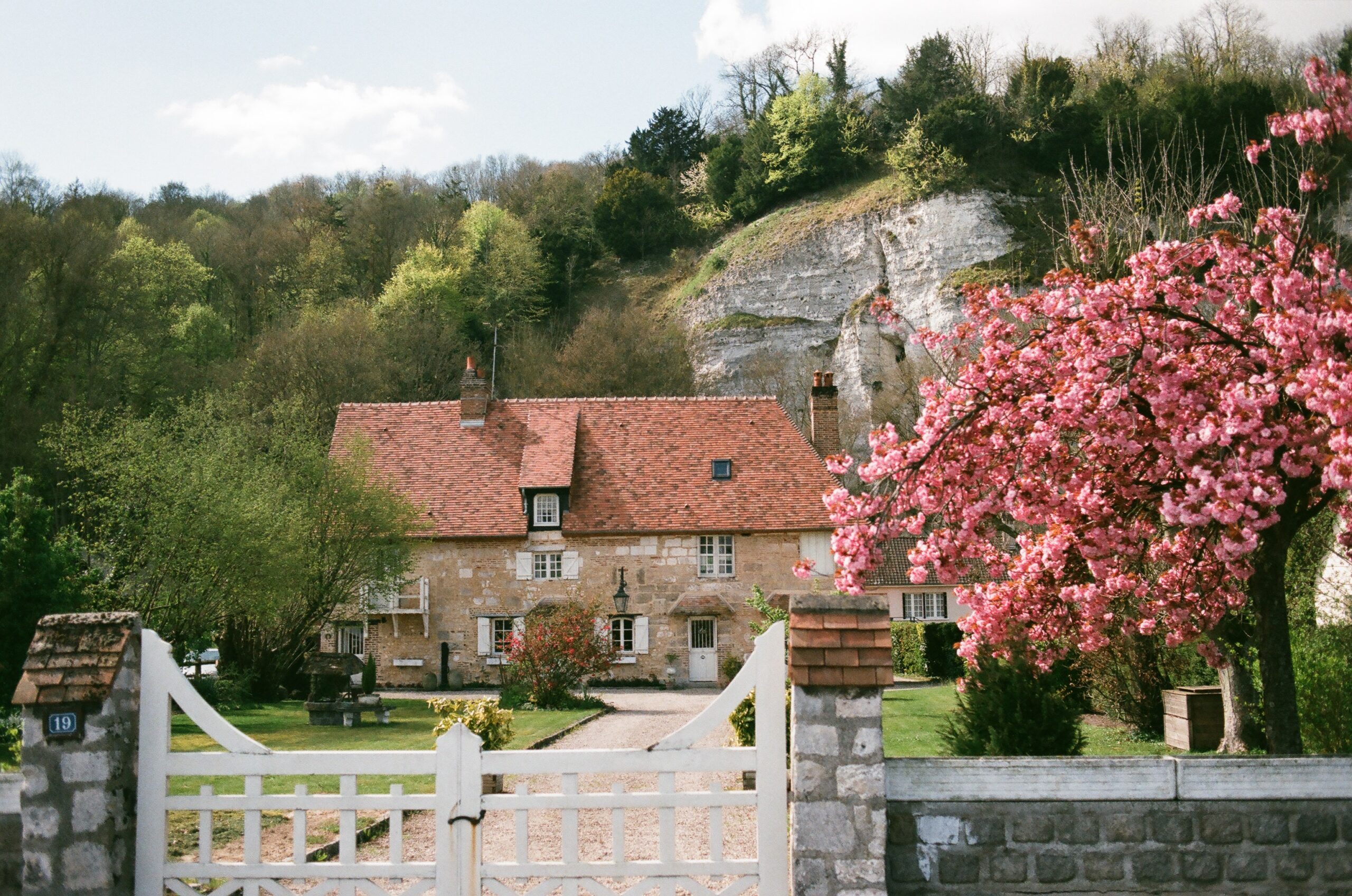 A country cottage short-term vacation rental and garden