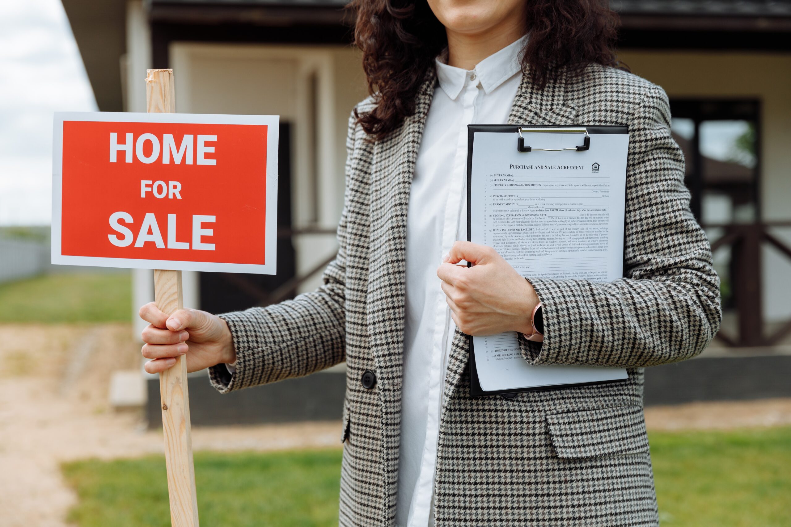 Foreclosure specialist holding a home for sale sign and clipboard 